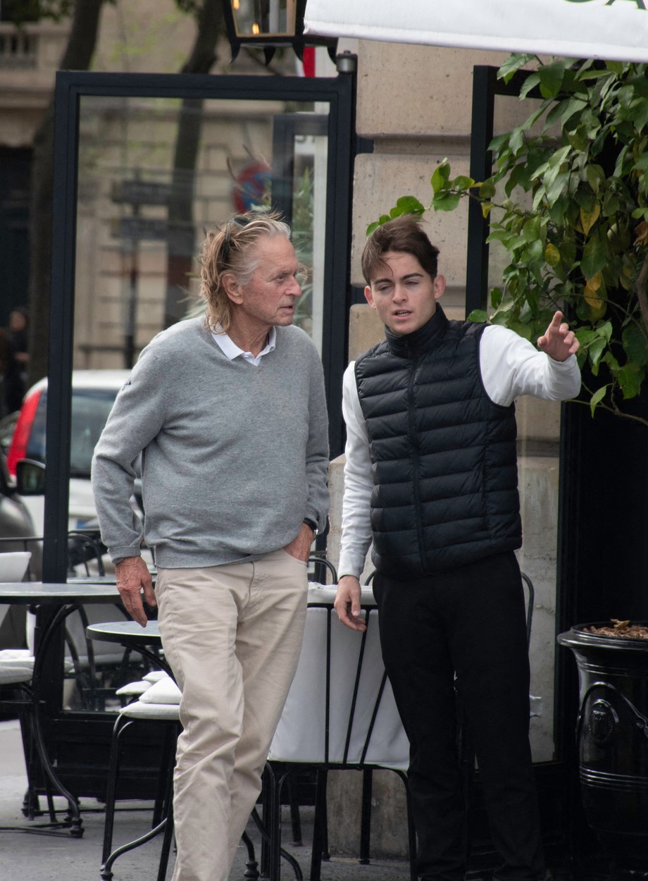Michael Douglas vorbește cu un chelner în Paris