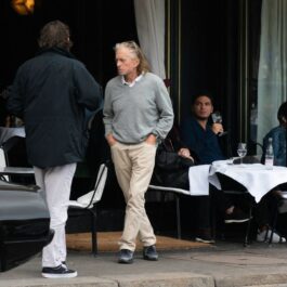 Michael Douglas, în Paris, la un restaurant