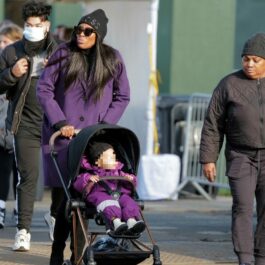 Naomi Campbell își plimbă fiica în căruț, în parc