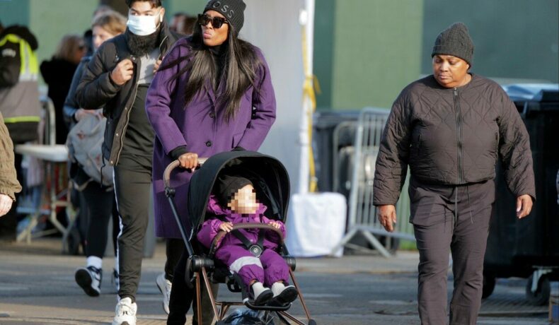 Naomi Campbell își plimbă fiica în căruț, în parc