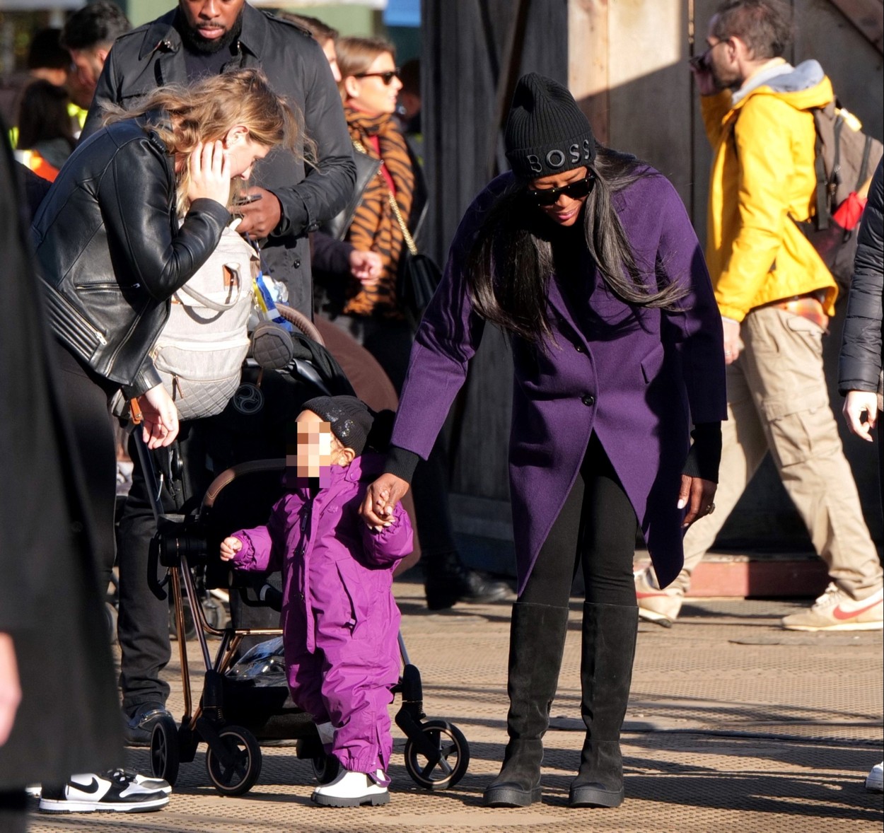 Naomi Campbell își ține fiica de mână, în parc