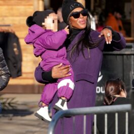 Naomi Campbell îi arată fiicei sale atracțiile turistice din parc