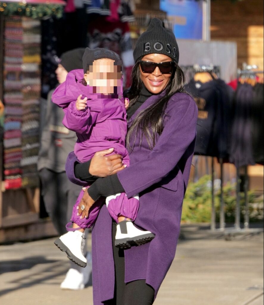 Naomi Campbell, în haine mov, asortată cu fiica ei