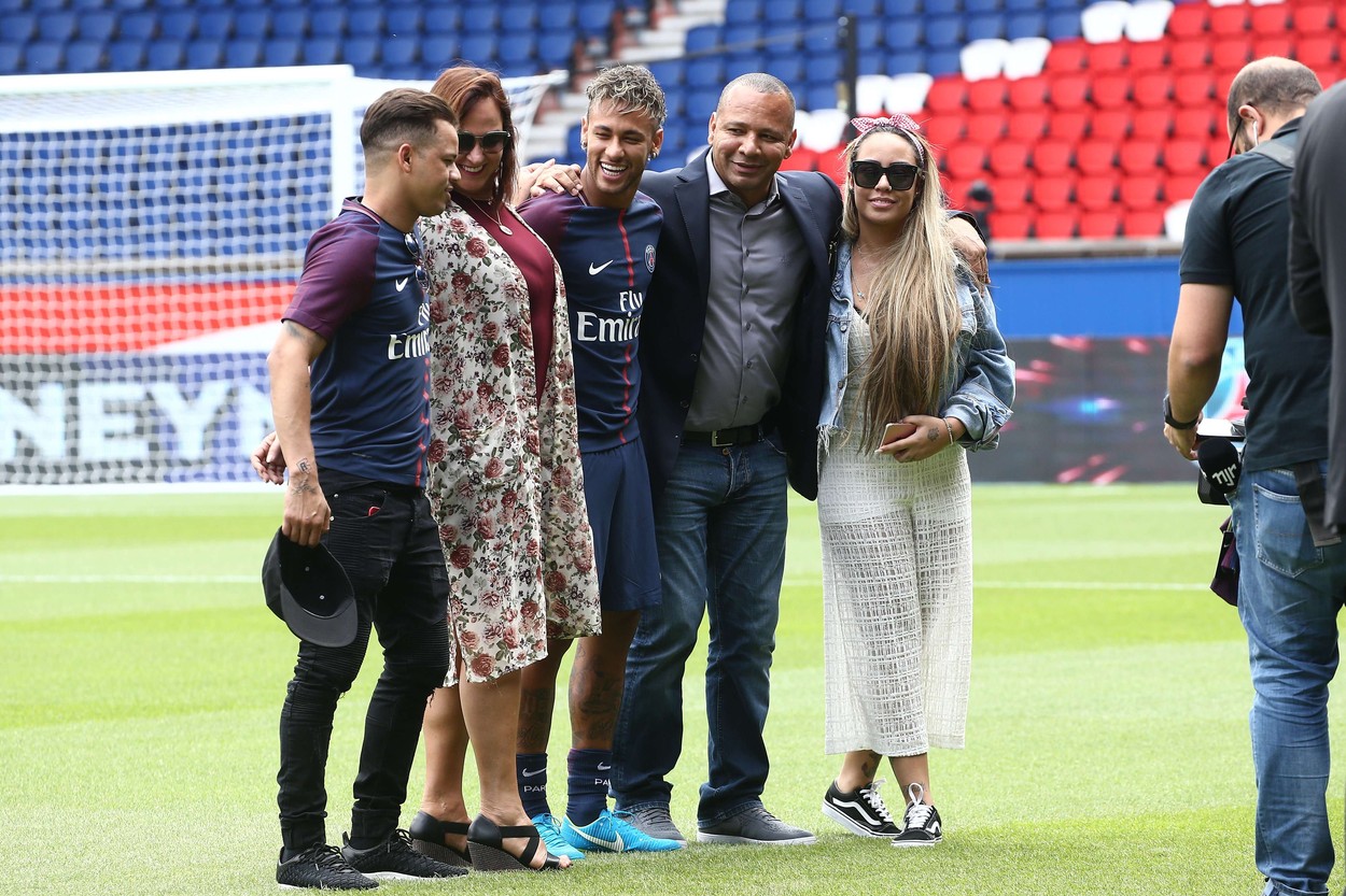 Neymar, alături de familia sa, pe terenul de fotbal