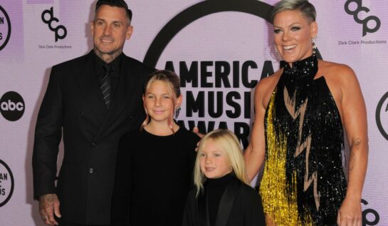 Imagine rară cu Pink și cei doi copii ai ei. Cum a apărut artista pe covorul roșu de la American Music Awards 2022 alături de familia sa