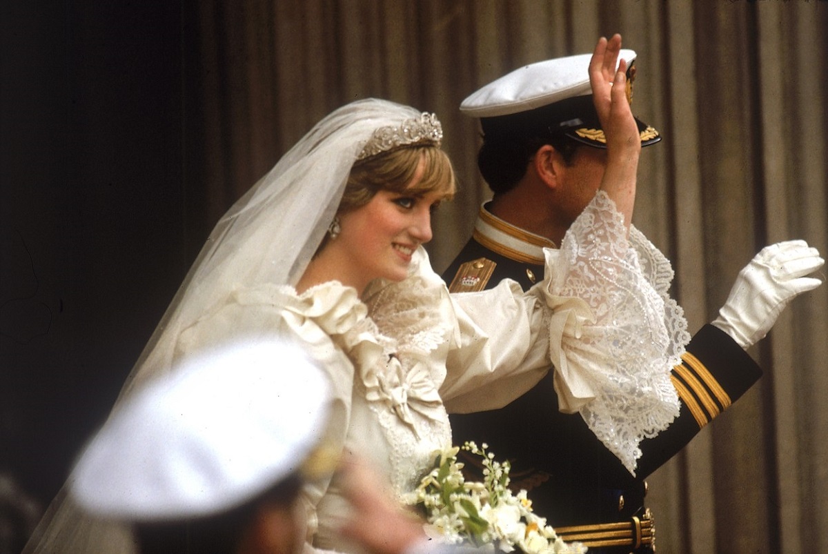 Prințesa Diana în timp ce face cu mâna publicului la nunta sa cu Prințul Charles