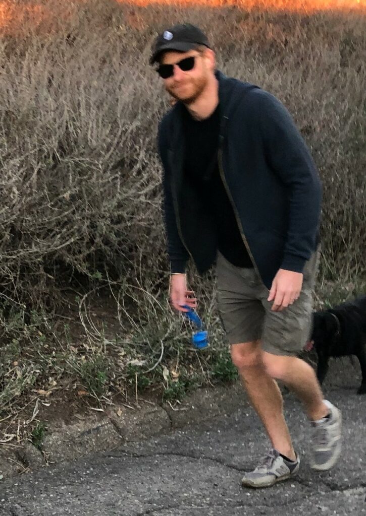 Prințul Harry, cu câinele, la plimbare, în California, Santa Barbata, cu șapcă pe cap