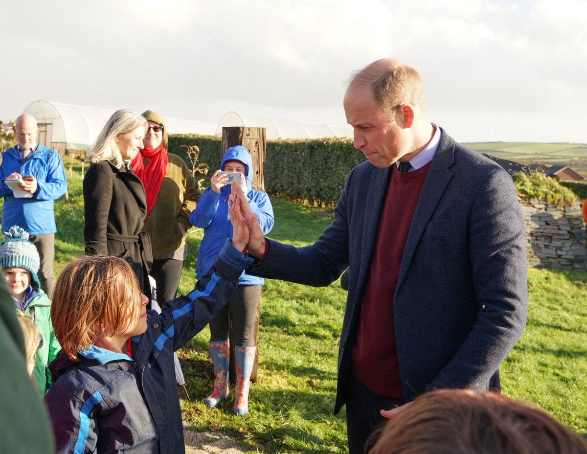 Prințul William în timp ce vorbește cu localnicii din Cornwall