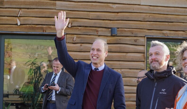 Prințul William la Cornwall în timp ce face cu mâna localnicilor
