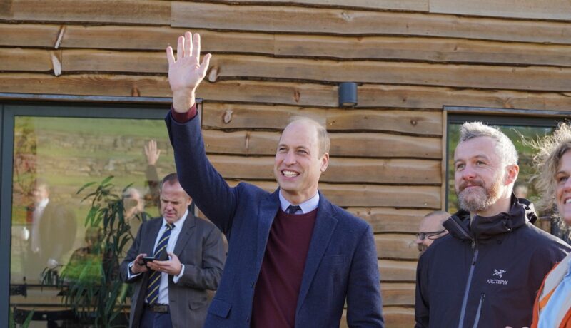 Prințul William a vizitat pentru prima dată Cornwall. Acesta a primit titlul de Duce de Cornwall după ce Regele Charles a urcat pe tron