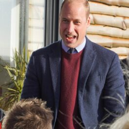 Prințul William în Cornwall în timp ce discută cu localnicii