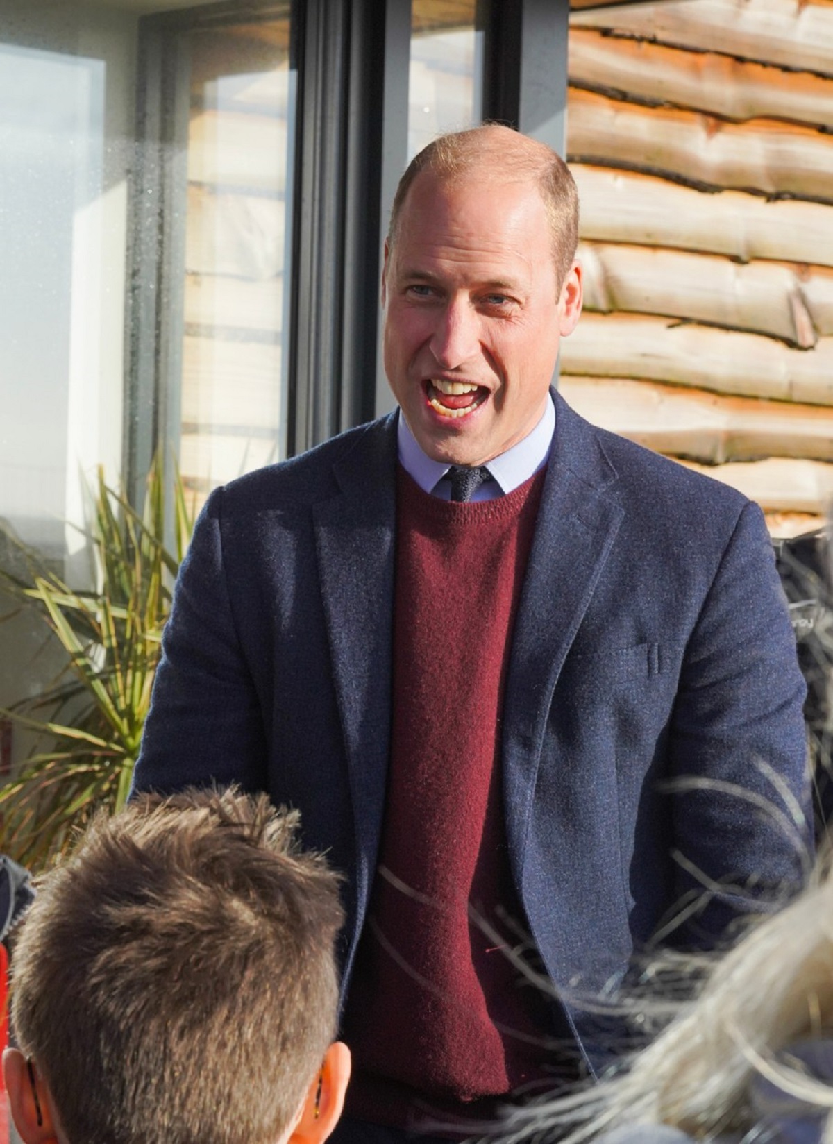 Prințul William în Cornwall în timp ce discută cu localnicii