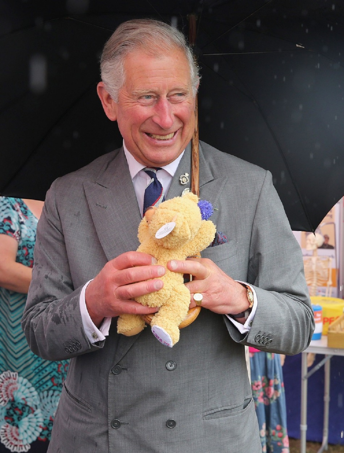 Regele Charles în timp ce ține în brațe un ursuleț de pluș