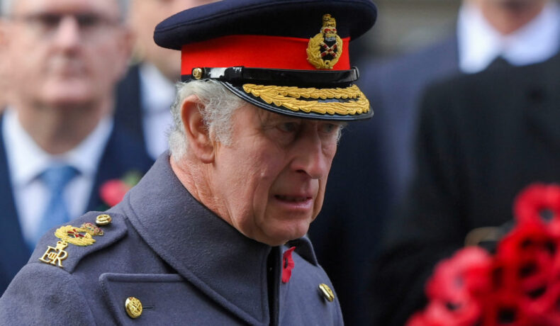Regele Charles, la un eveniment, în haine militare