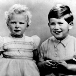 Prințul Charles alături de Prințesa Anne în copilărie