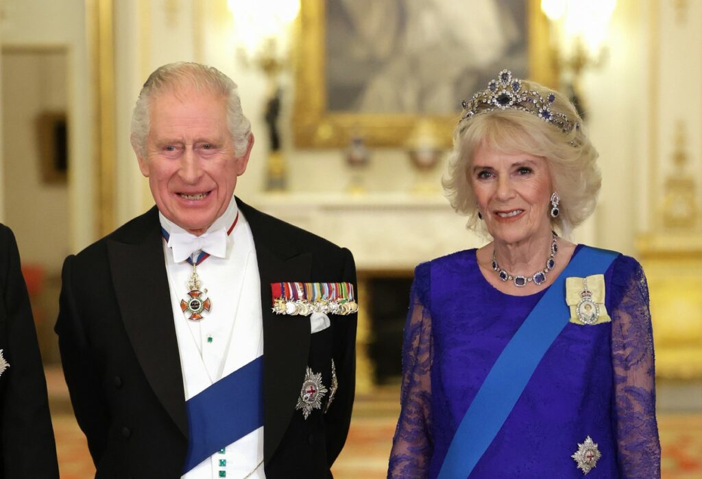 Regele Charles și Regina Camilla, eleganți, la Palatul Buckingham, în timpul unei vizite de stat