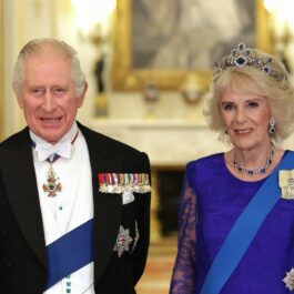 Regele Charles și Regina Camilla, eleganți, la Palatul Buckingham, în timpul unei vizite de stat