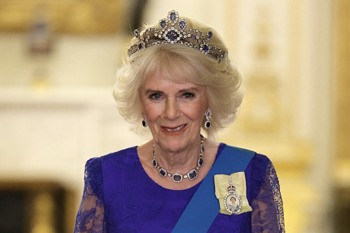 Regina Camilla, într-o rochie albastră, cu o tiară cu safire pe cap