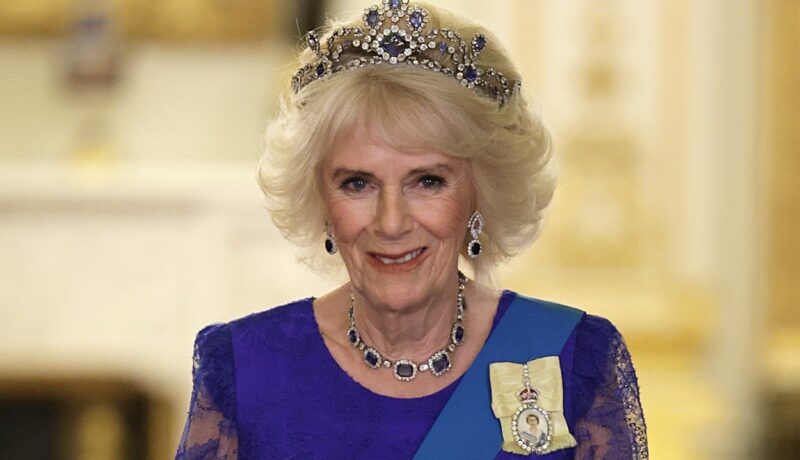 Regina Camilla a purtat tiara cu safire a Reginei Elisabeta. Majestatea Sa a participat la primul banchet ținut de Regele Charles al III-lea