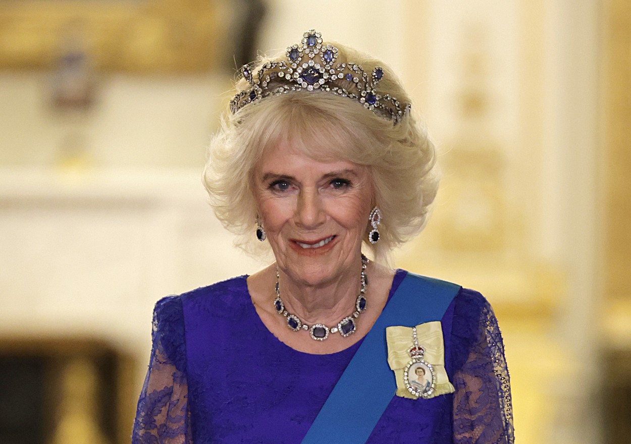 Regina Camilla, într-o rochie albastră, cu o tiară cu safire pe cap