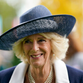 Regina Camilla, într-o ținută elegantă, cu o pălărie pe cap