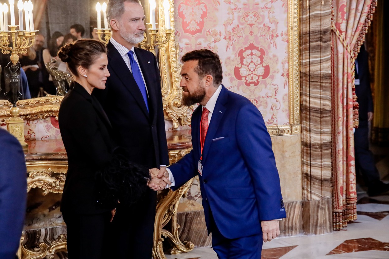 Regina Letizia dă mâna cu un bărbat la un eveniment de la Palatul Zarzuela