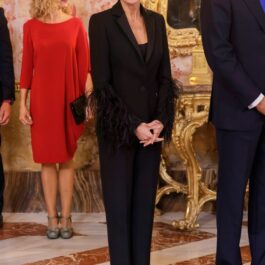 Regina Letizia, într-un costum negru, cu pene