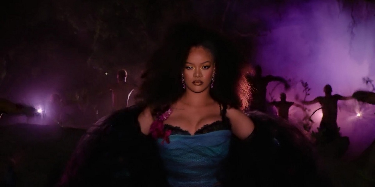 Rihanna în timpul unei prezentări de modă pentru Fenty