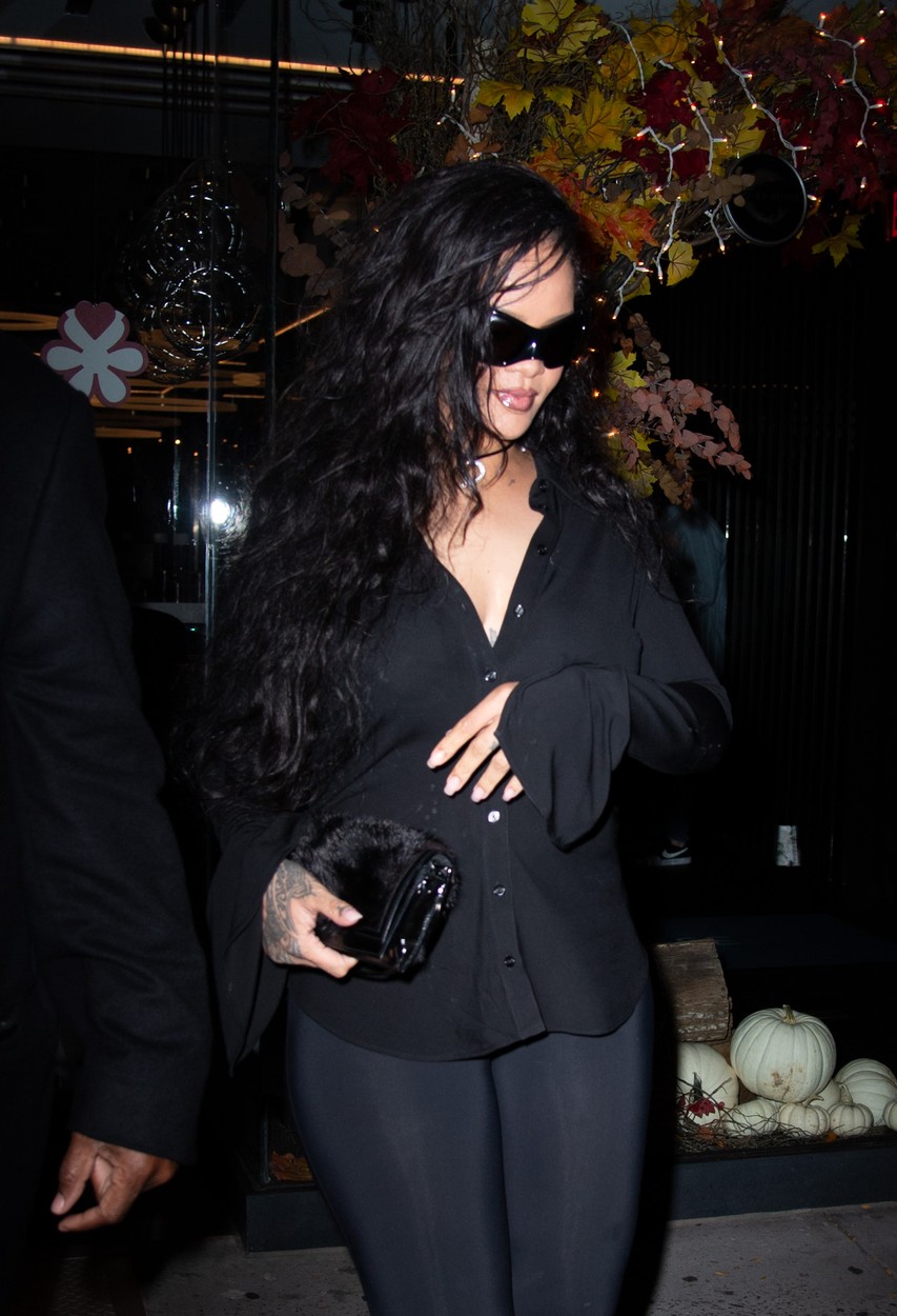Rihanna, într-o ținută all black, pe stradă