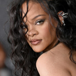 Rihanna, cu părul creț, la un eveniment de film