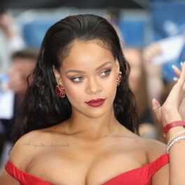 Rihanna într-o rochie roșie la un eveniment public din Londra