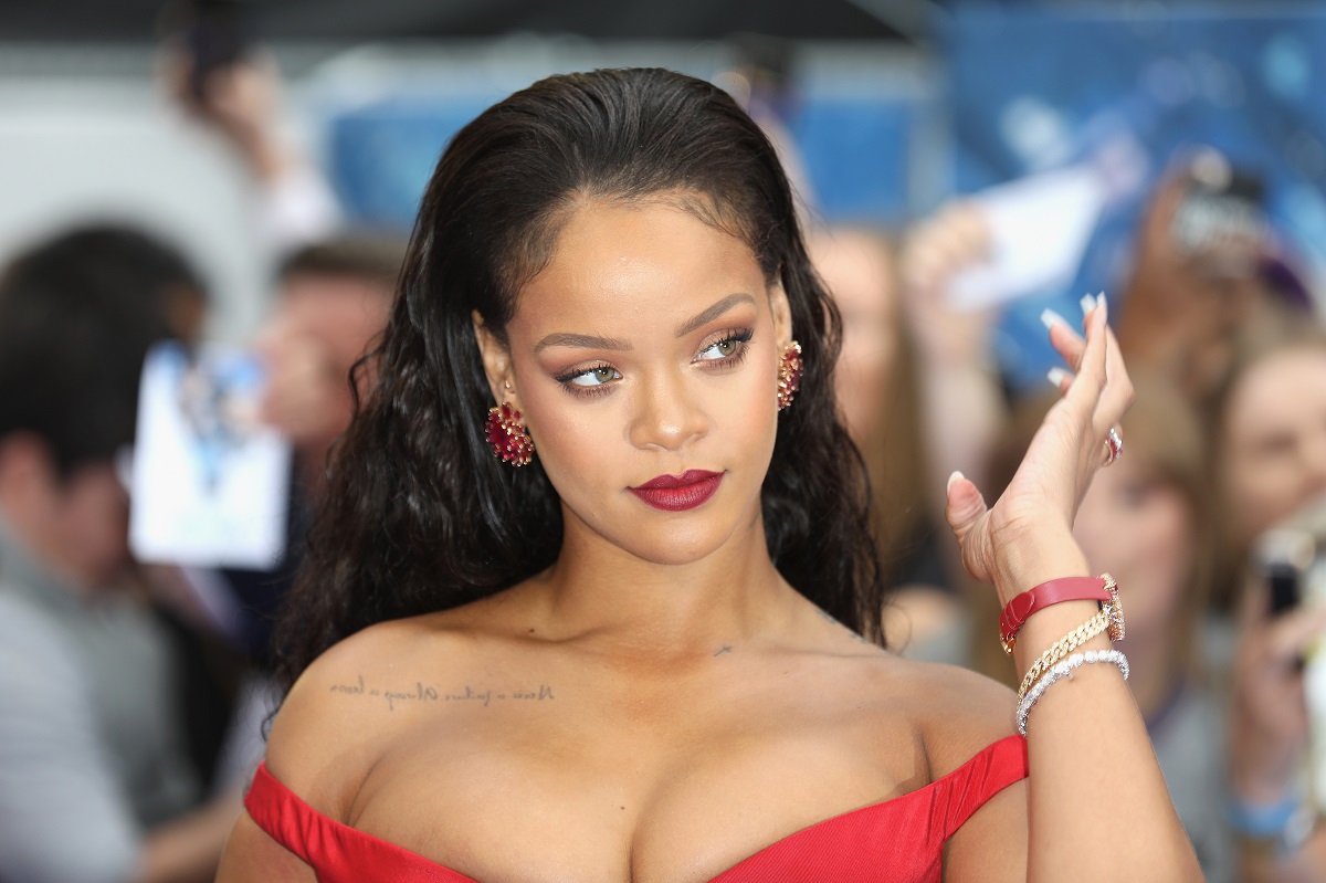 Rihanna într-o rochie roșie la un eveniment public din Londra