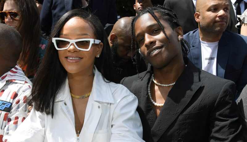 Rihanna și A$AP Rocky au mers în Barbados. Cei doi îndrăgostiți au fost fotografiați în ipostaze tandre