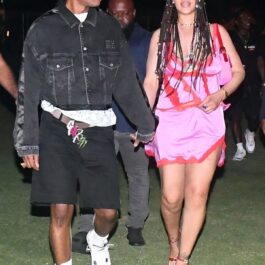 Rihanna și A$AP Rocky în timp ce se plimbă de mână prin Barbados