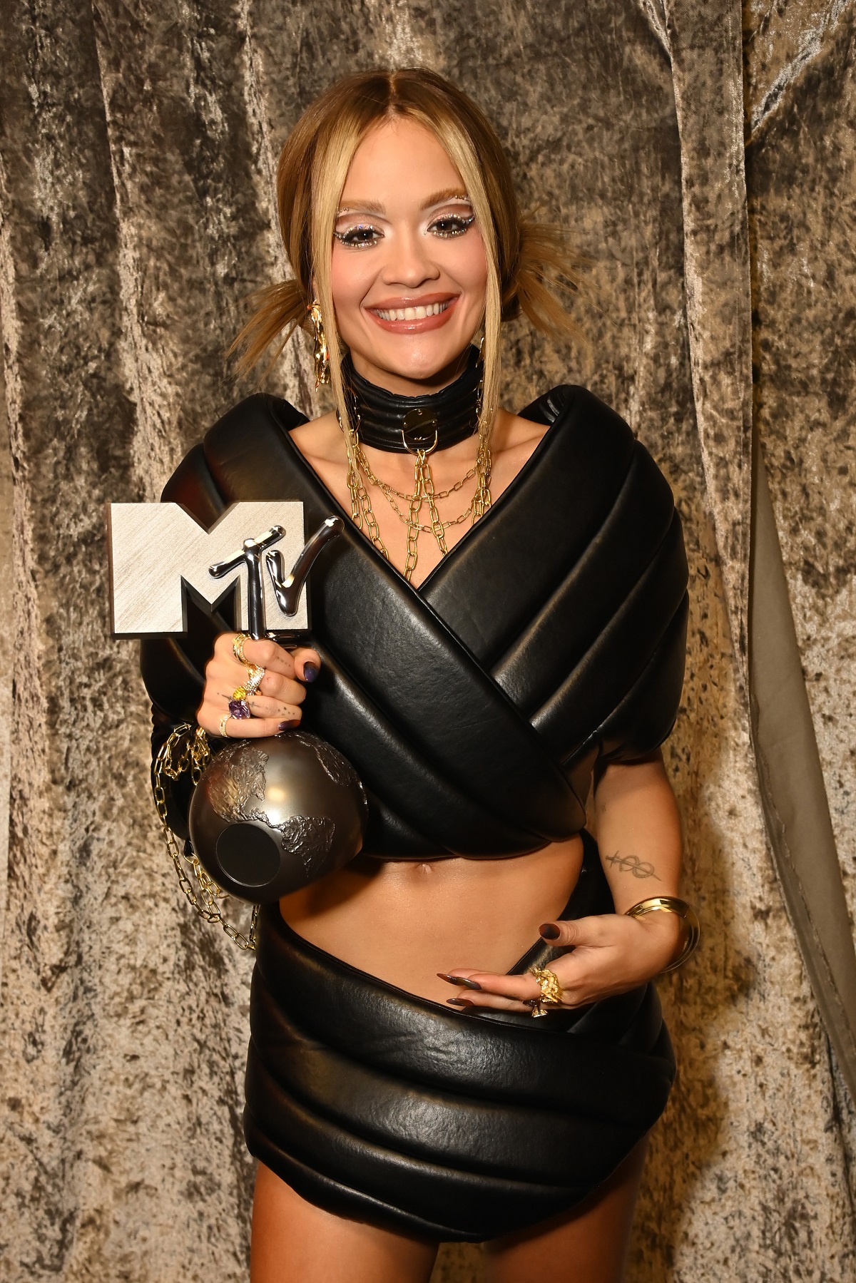 Rita Ora într-un costum negru din două piese la MTV EMAs 2022