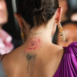 Fotografie cu spatele Selenei Gomez care își lasă la vedere tatuajul cu trandafir