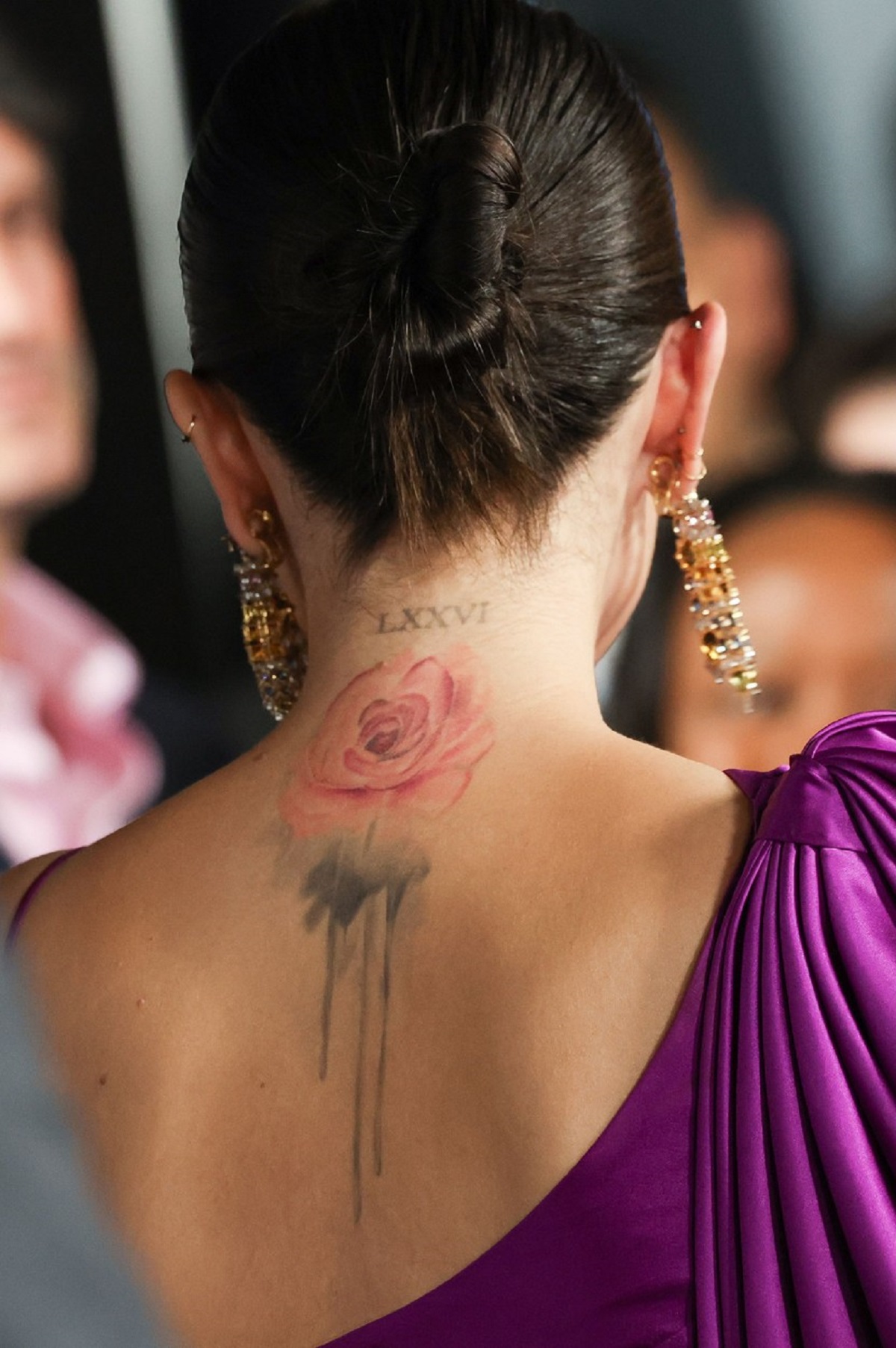 Fotografie cu spatele Selenei Gomez care își lasă la vedere tatuajul cu trandafir