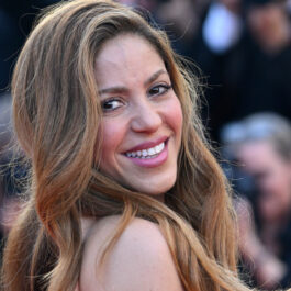 Shakira, fotografiată zâmbind, la un eveniment monden