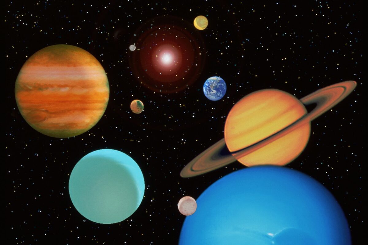 Sistemul solar cu toate planetele care orbitează în jurul soarelui
