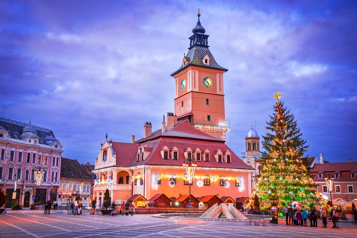 O imagine panoramică ce surprinde tîrgul de Crăciun din Brașov 2022