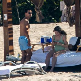 Taylor Lautner, la bustul gol, pe plajă, în Mexic