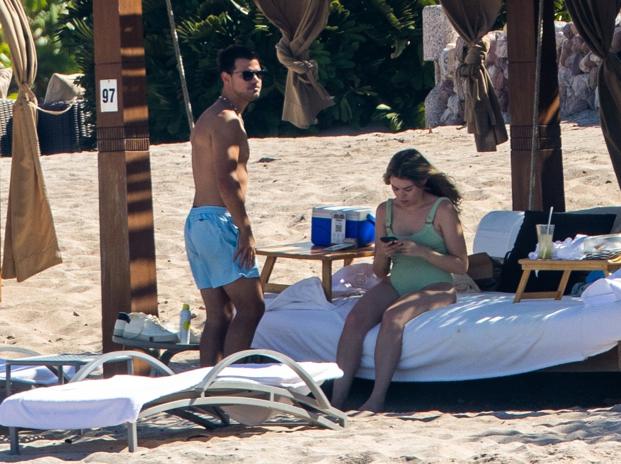 Taylor Lautner, la bustul gol, pe plajă, în Mexic