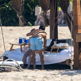 Taylor Lautner își sărută soția pe plajă, la umbra unui baldachin