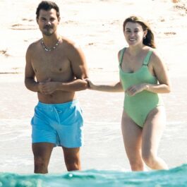 Taylor Lautner își ține soția de mână, pe plajă în Mexic