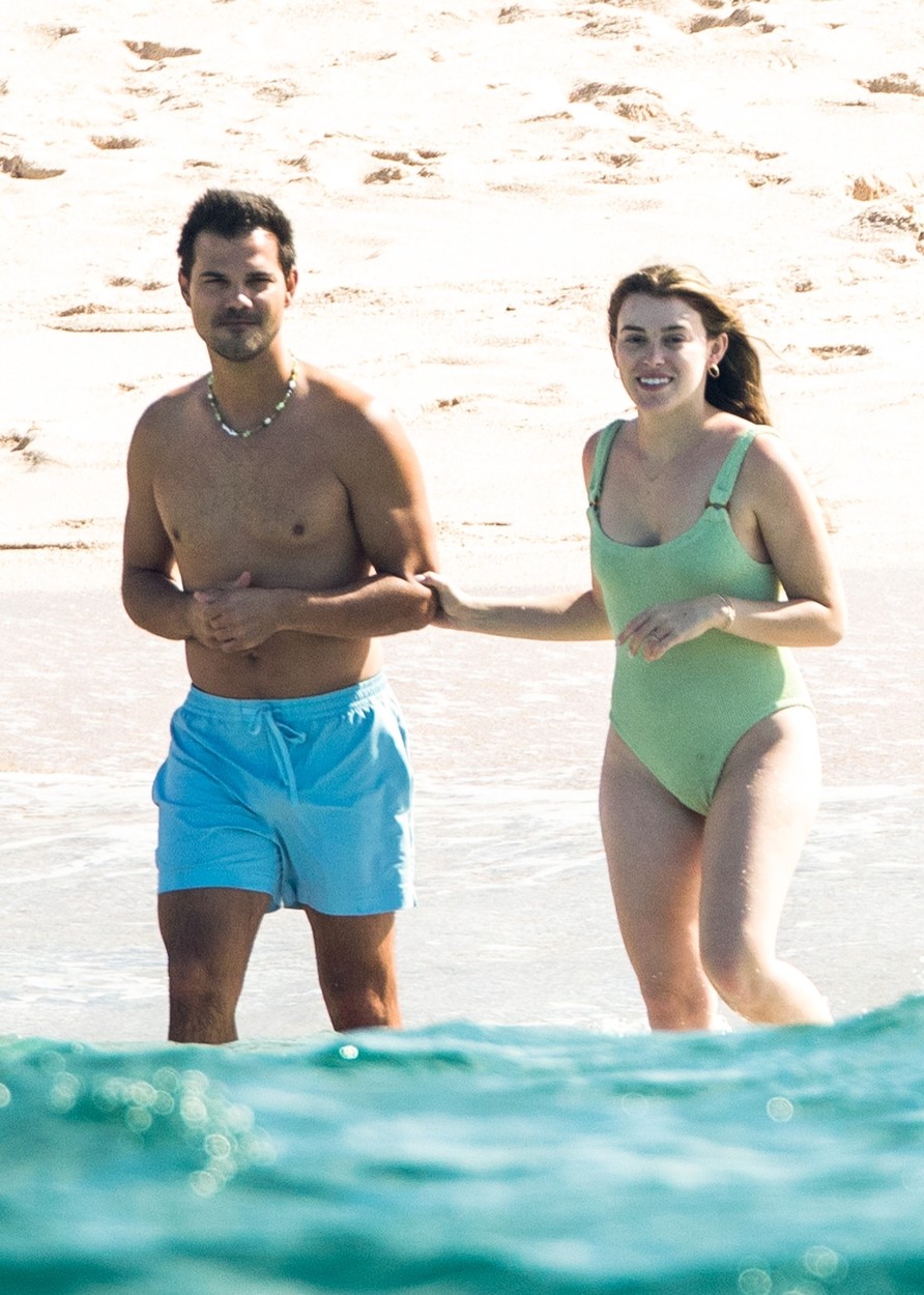 Taylor Lautner își ține soția de mână, pe plajă în Mexic