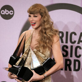 Taylor Swift, la American Music Awards 2022, cu brațele pline de premii, într-o rochie aurie
