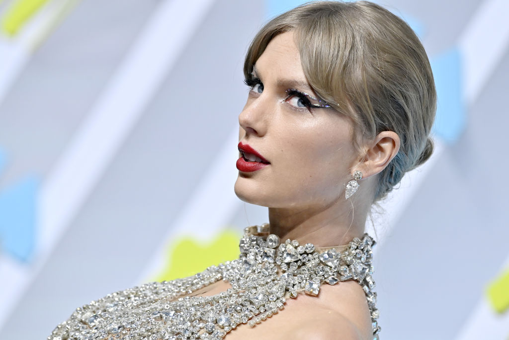 Taylor Swift la Media Music Awards 2022, într-o rochie argintie