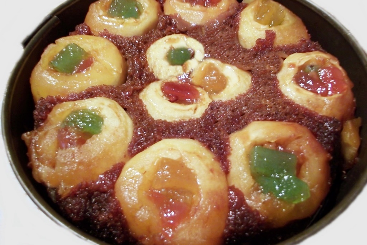 Tort de mere umplute cu rahat de fructe, multicolor, după coacere
