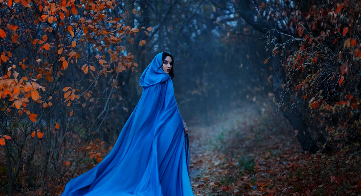 O femeie frumoasă într-o rochie albastră care ilustrează una din cele trei zodii care se despart în ziua de 14 noiembrie 2022