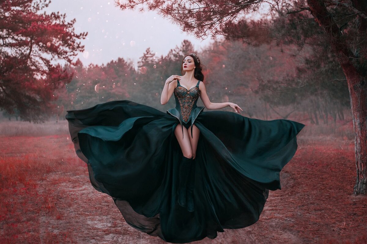 O femeie frumoasă într-o rochie neagră care reperezintă una din cele trei zodii care se despart pe data de 6 noiembrie 2022